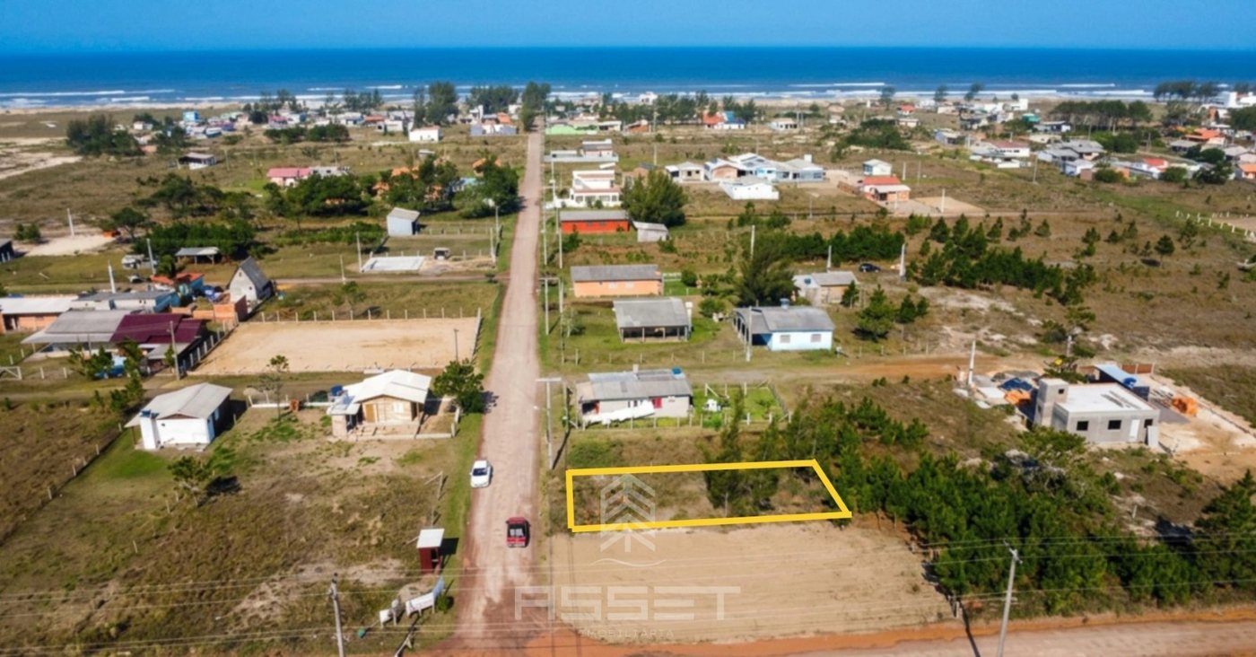 Vista aérea do terreno próximo ao mar